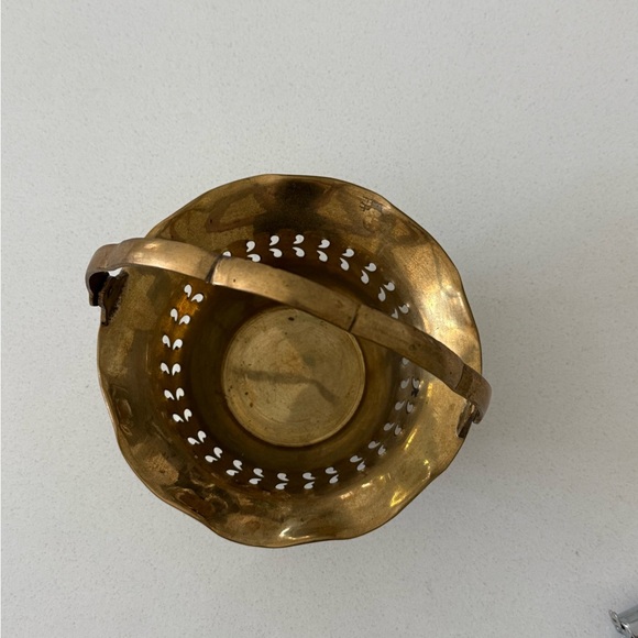 Vintage Small Brass Trinket Basket Folding Handle Scalloped Rim Made in India - Picture 5 of 8